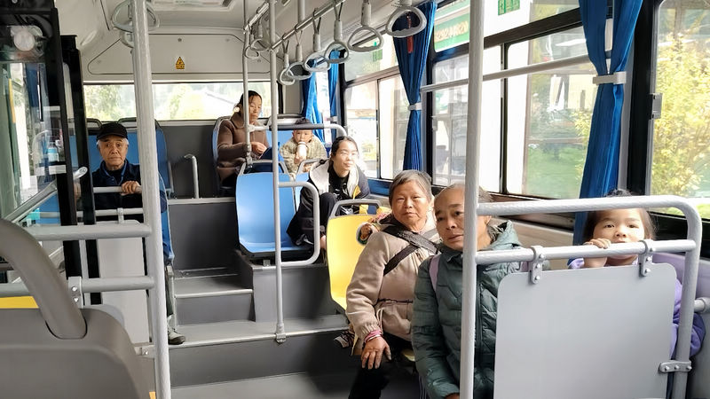 市民正在乘坐健康直通車。