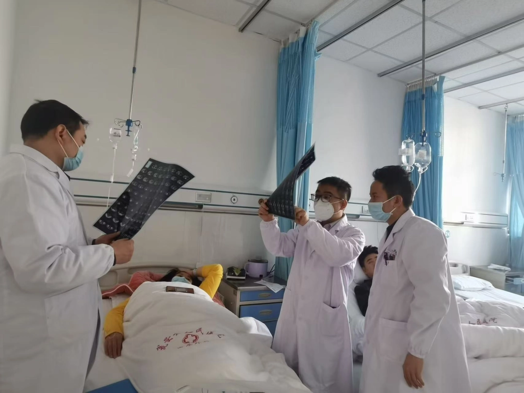 工作中的江克華(右二)。