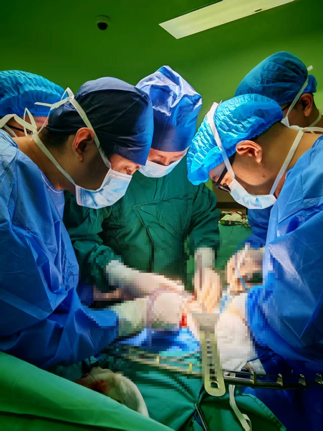 手術中的江克華。