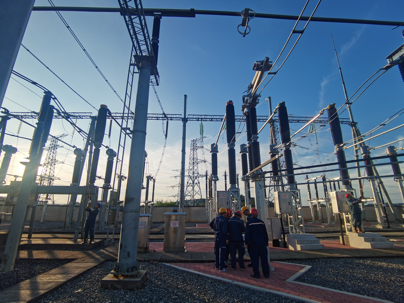 電力工人在貴州甕福化學有限責任公司220千伏供電線路工程開展投運過程中的核相工作。楊澔攝