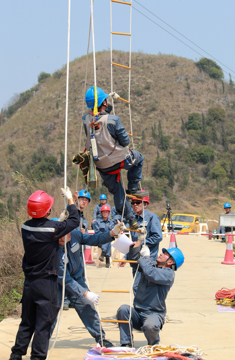 南方電網貴州興義供電局輸電管理專業開展安全實訓活動,筑牢安全生產防線。盧關文攝
