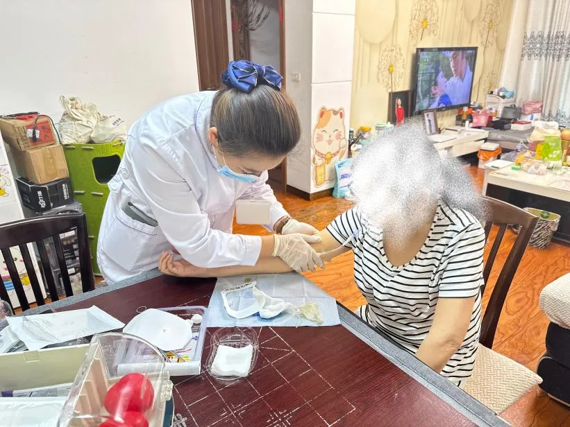 護士上門提供專業(yè)護理。