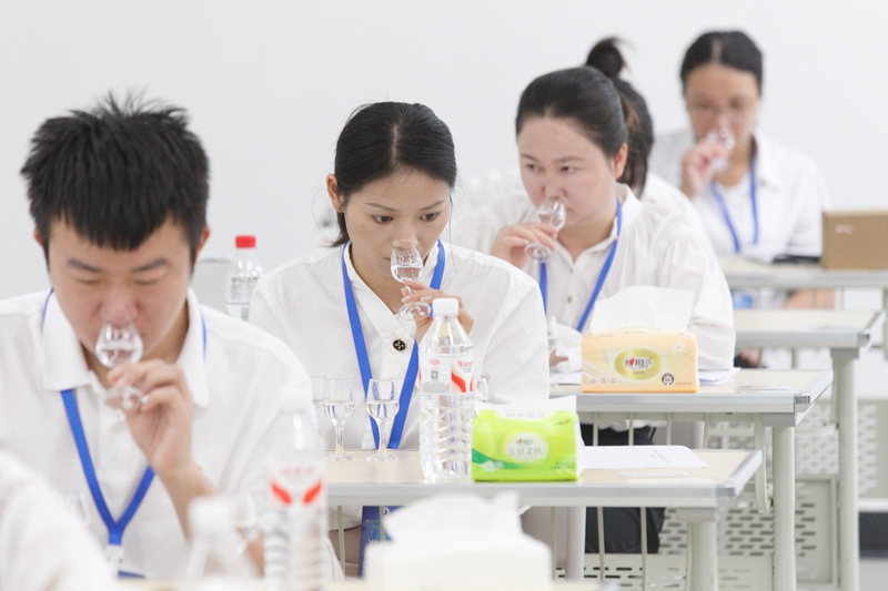 仁懷遴選11名品酒師備戰(zhàn)全國頂級白酒品評賽事。仁懷市委宣傳部供圖.jpg