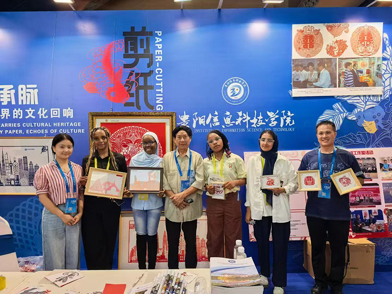 非遺剪紙在東盟國際交流周主會場進行展示。貴陽信息科技學院供圖