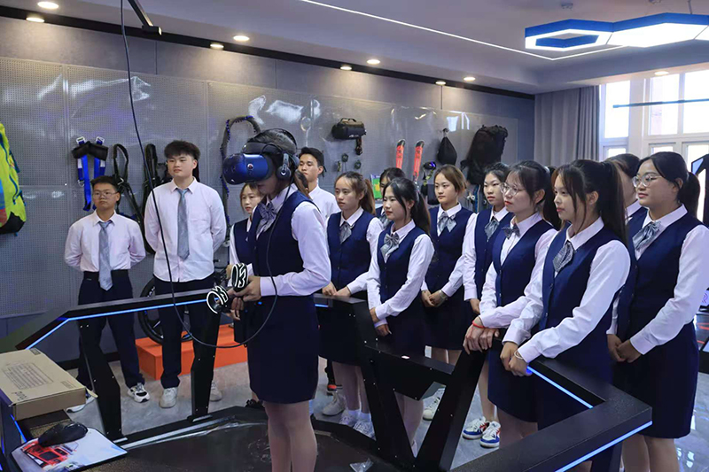 學(xué)生在虛擬仿真實訓(xùn)室上課。