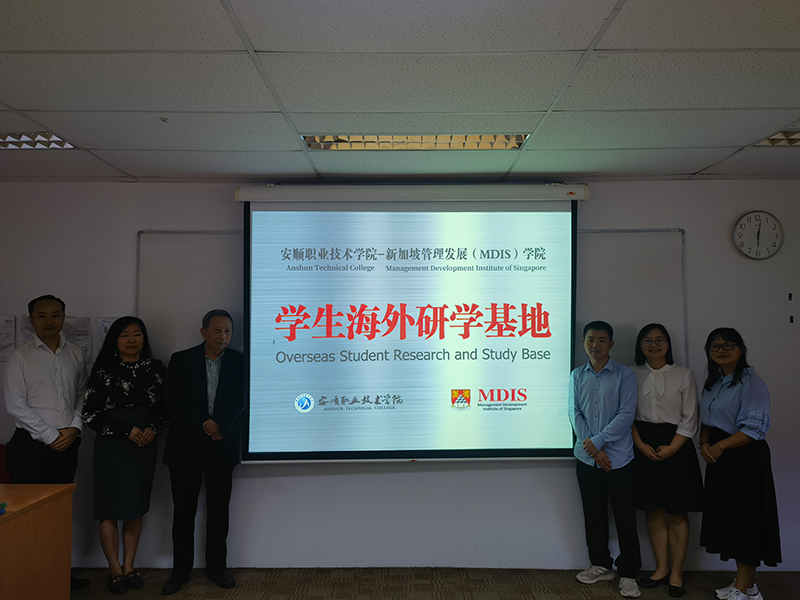 留學(xué)生蠟染制作學(xué)習(xí)。