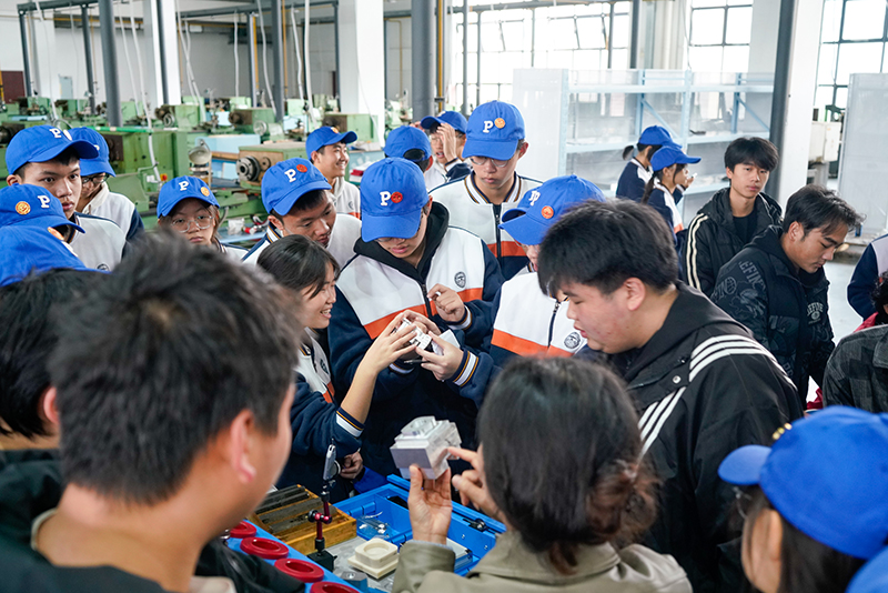 學(xué)生近距離觀察工業(yè)機(jī)器人的基本原理和操作規(guī)范。