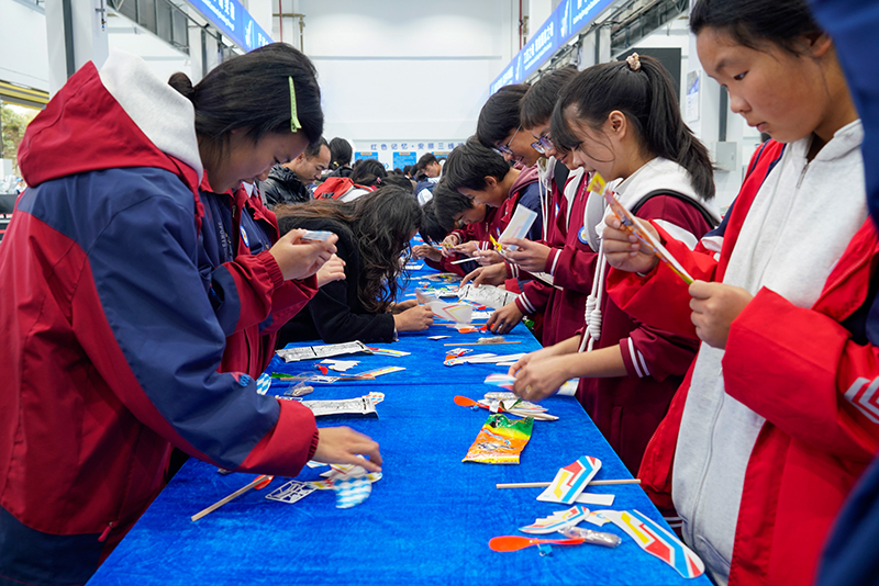 在無(wú)人機(jī)組裝區(qū)域組裝屬于自己的無(wú)人機(jī)。