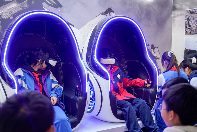 學(xué)生通過(guò)模擬學(xué)習(xí)應(yīng)急救護(hù)技能。