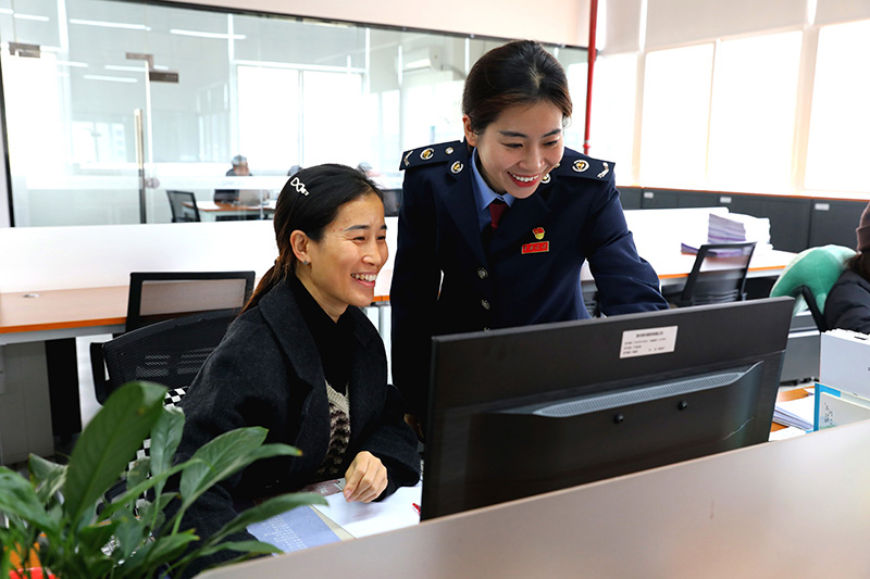 國家稅務總局黔西市稅務局關注當地出口退稅企業發展,為相關企業提供“一企一策”個性化稅費服務,輔導企業依法依規適用稅費政策,更好地防范跨境經營稅收風險。圖為稅務干部近日在貴州質品服飾有限公司走訪,解答企業涉稅疑難。劉一帆