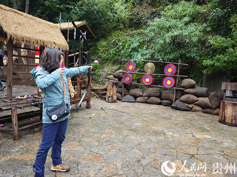 徒步愛好者體驗射箭項目。人民網 黃小桃攝
