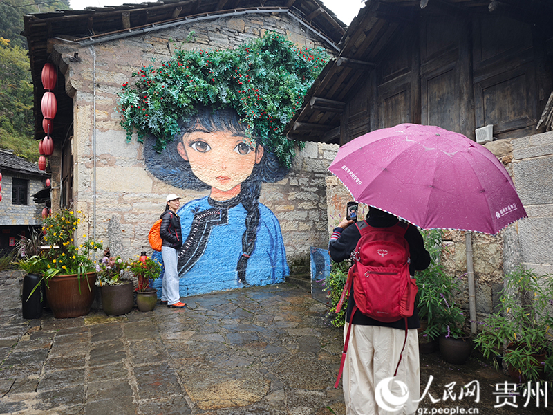 徒步愛好者在云峰屯堡打卡拍照。人民網 黃小桃攝