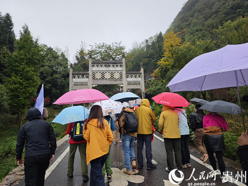 徒步愛好者走進云峰屯堡。人民網 黃小桃攝