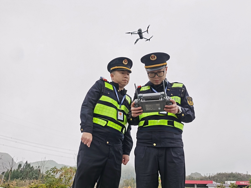 執(zhí)法人員操作無(wú)人機(jī)。