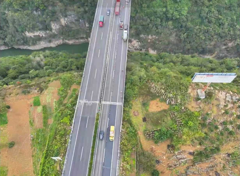 無(wú)人機(jī)巡查高速。