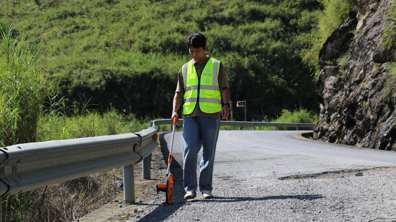 2 圖為開展路面檢測.jpg