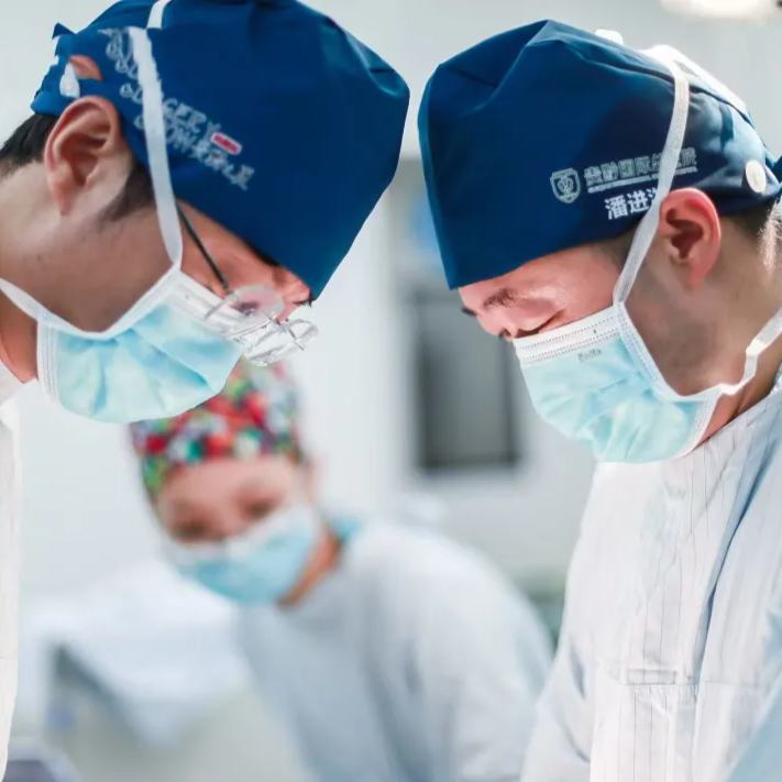 “不燒了！呼吸也順了！”術(shù)后復(fù)查時(shí)，82歲的朱大爺握著醫(yī)護(hù)人員的手難掩激動(dòng)。此前7個(gè)月，反復(fù)發(fā)熱......