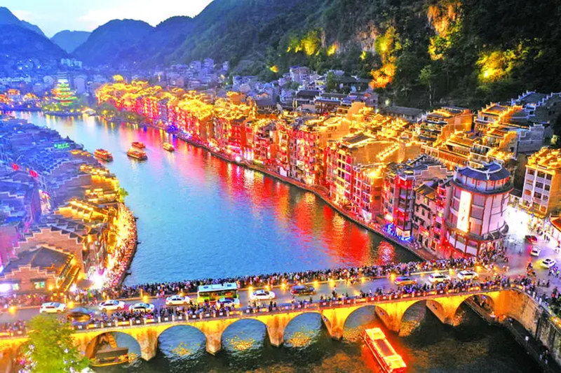 游客夜游鎮遠古城。魏敬松攝