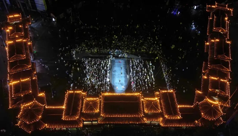 首屆貴州“村T”民族時裝周在凱里開幕。吳興榮攝