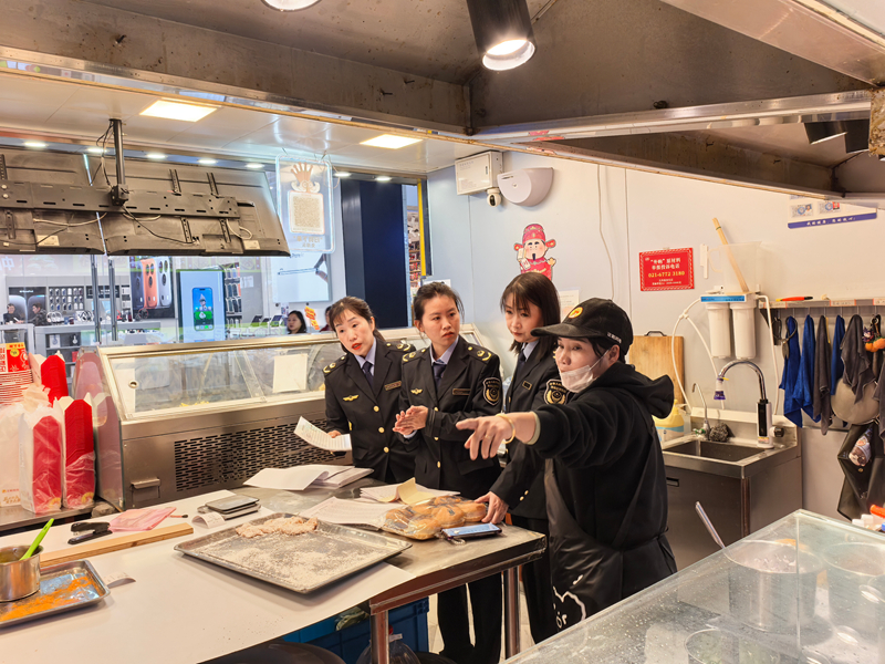 縣市場(chǎng)監(jiān)督管理局工作人員正在開展專項(xiàng)檢查。唐德軍攝