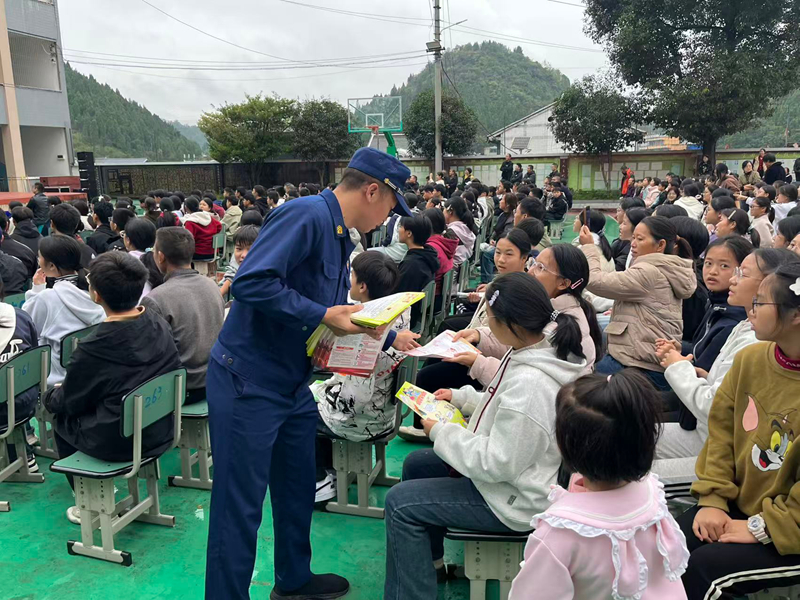 消防員正在向群眾發(fā)放秋冬季節(jié)用火用電安全宣傳單。王方攝