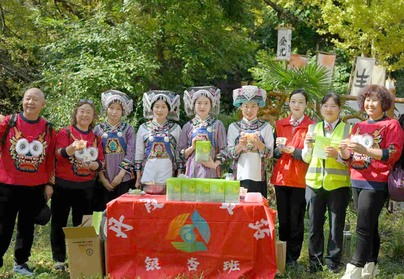 銀杏班與游客合影。