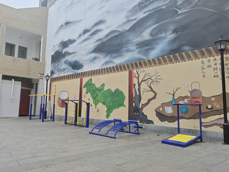 鼓場街道紅巖社區(qū)的曹家灣巷改造后完善了文化墻和健身器材 吳艷禹 攝.jpg