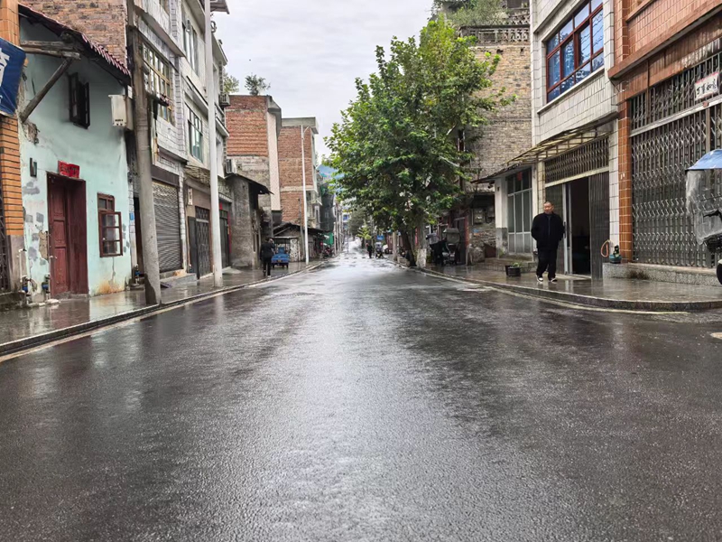 加固路基、平整路面后的皮匠灣路段。 王方 攝.jpg