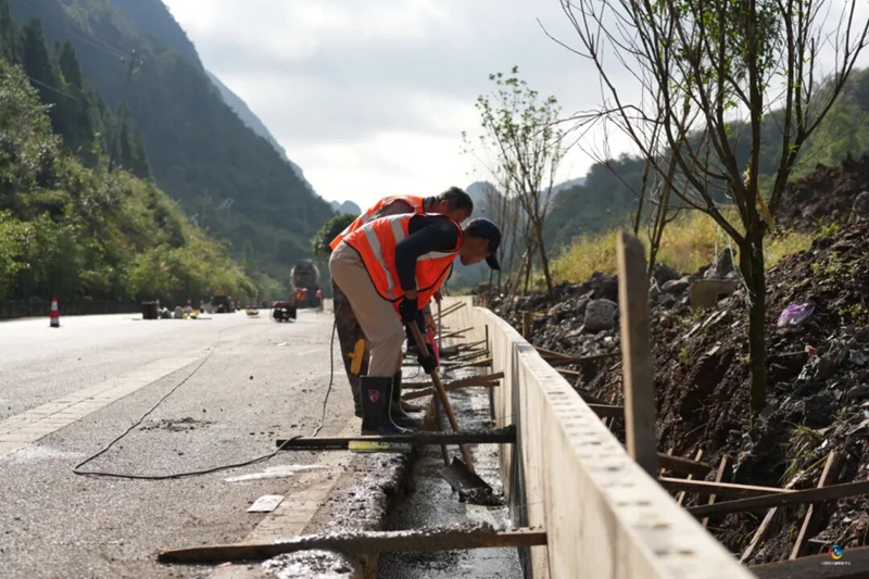3 圖為工人正在對邊溝進行清淤.jpg
