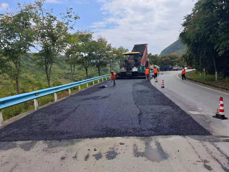 5 圖為瀝青路面攤鋪施工.jpg