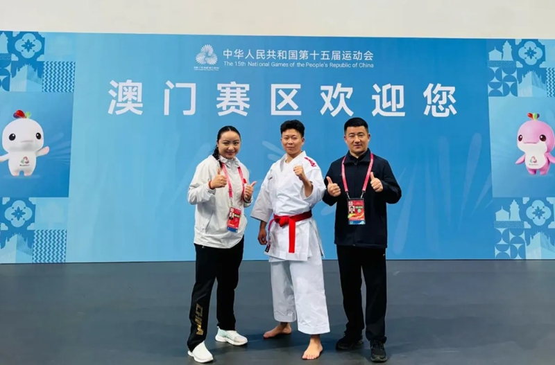 貴工商師生合照(左:李忍忍; 中:孫鵬;右:黎軍).jpg