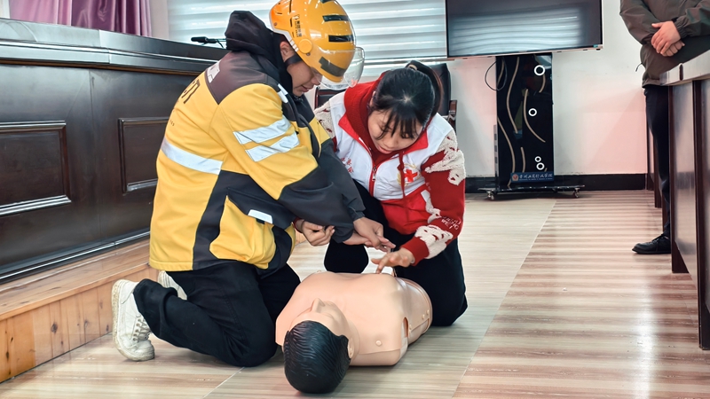 培訓(xùn)老師指導(dǎo)一名外賣(mài)員進(jìn)行急救實(shí)操 2