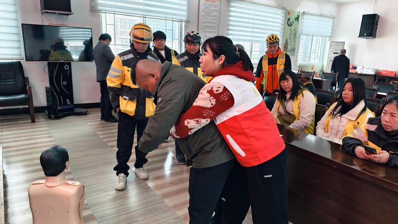 培訓(xùn)老師進(jìn)行氣道異物梗阻現(xiàn)場(chǎng)演示
