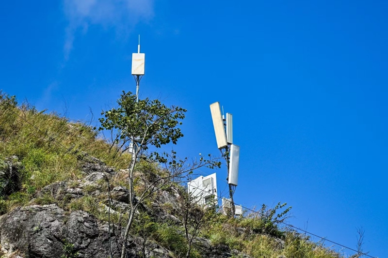 2 圖為貴州移動在花江峽谷大橋周圍高山上的5G基站.jpg