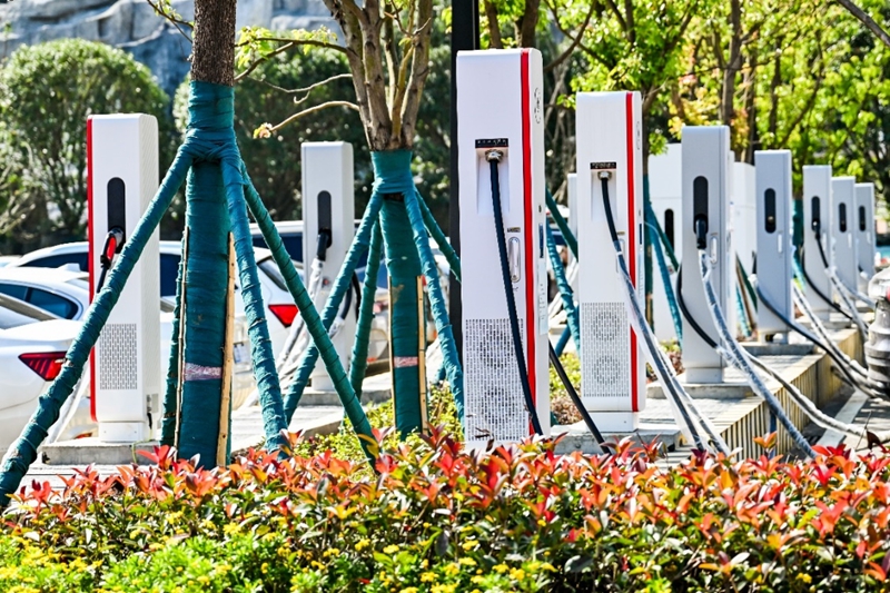 5 圖為云渡服務區華為全液冷超快充設備.jpg