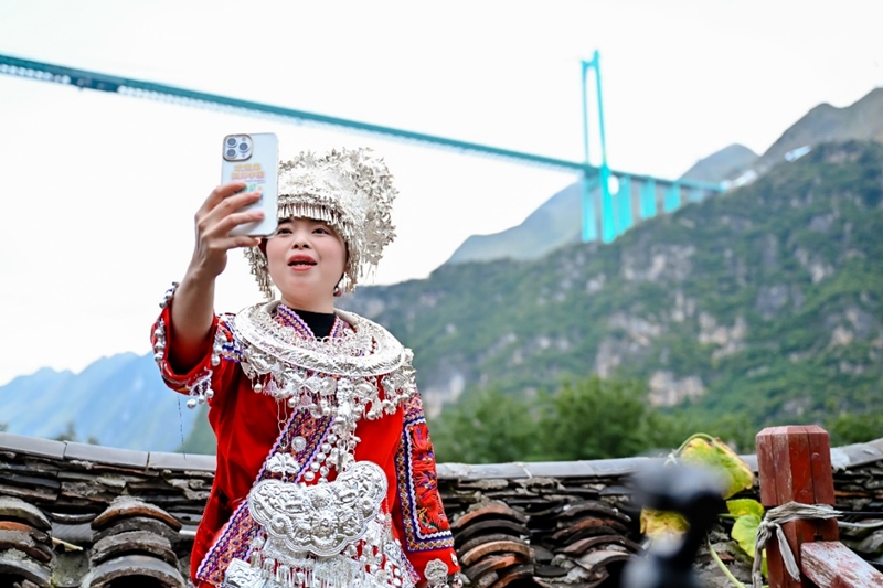 6 圖為小花江村村民通過5G網絡與網友分享大橋美景.jpg