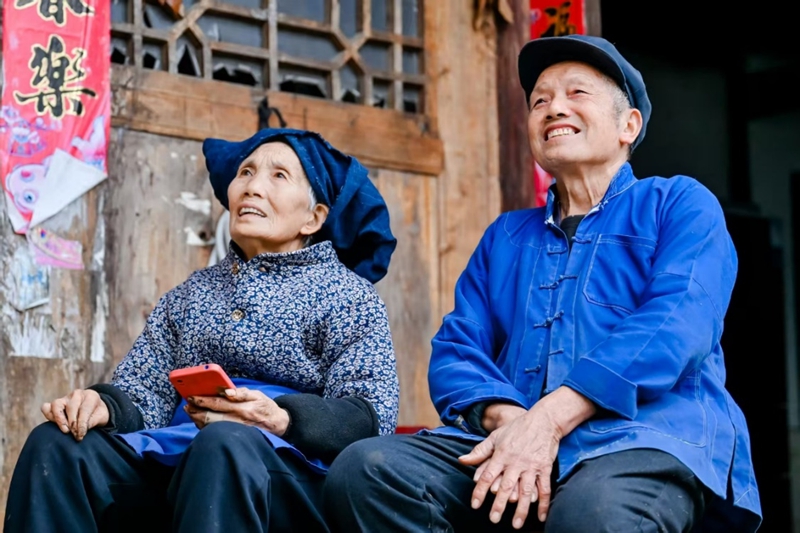 7 圖為遠在上海的孫女通過“移動看家”關注著爺爺奶奶的生活.jpg