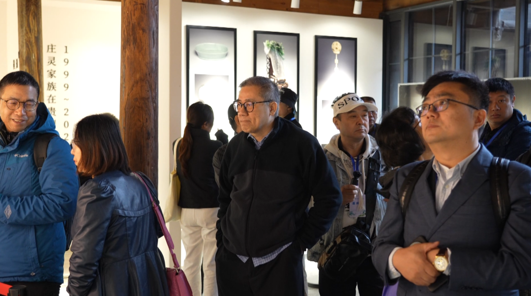 參觀調研現(xiàn)場。