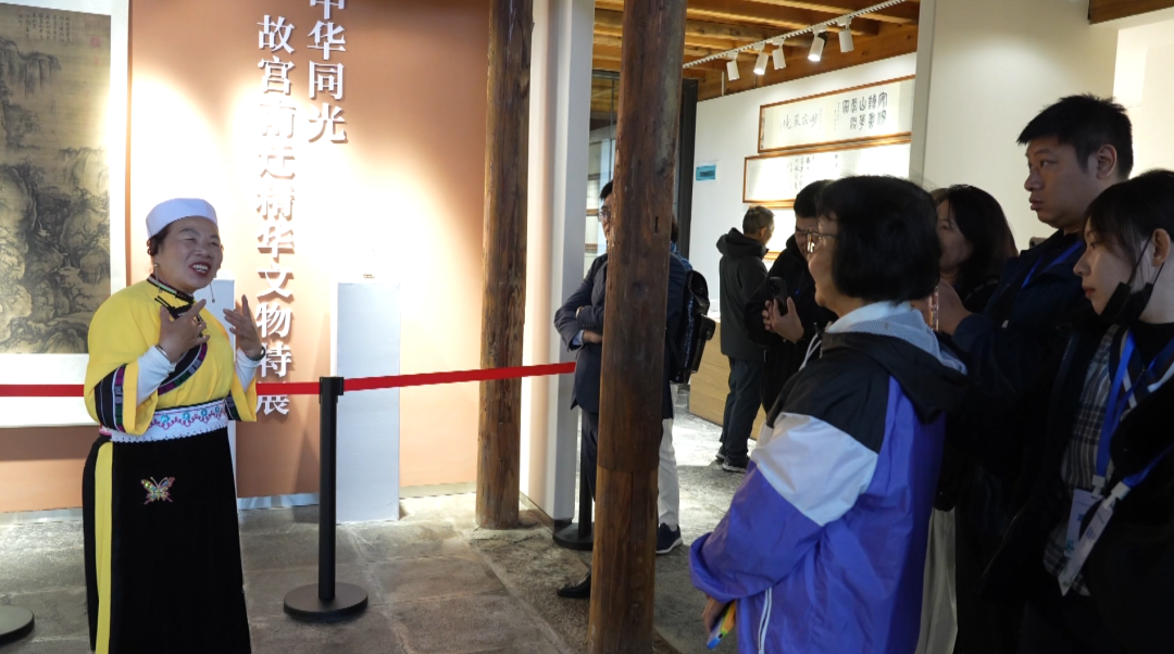 參觀調研現(xiàn)場。