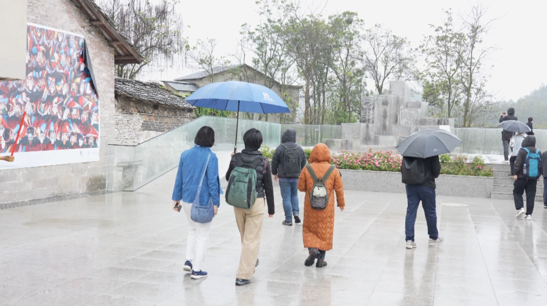 參觀調研現(xiàn)場。