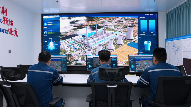 貴州黔西中水發電有限公司工作人員正在操作智慧安全生產可視化管理系統。