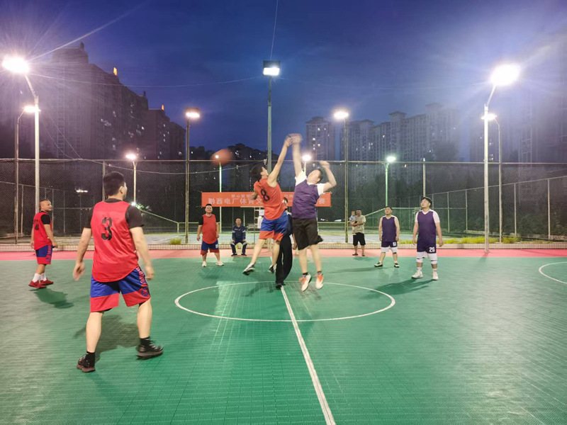 貴州黔西中水發電有限公司職工籃球賽現場。