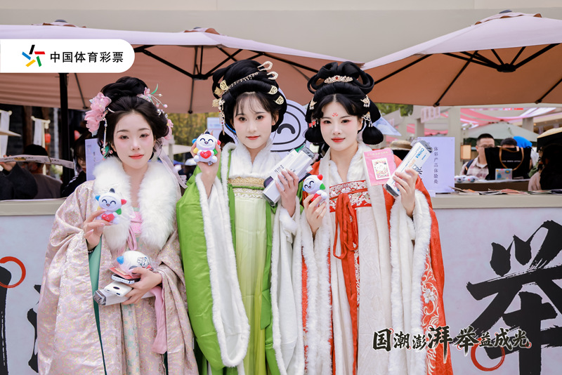 圖為身著漢服游園。