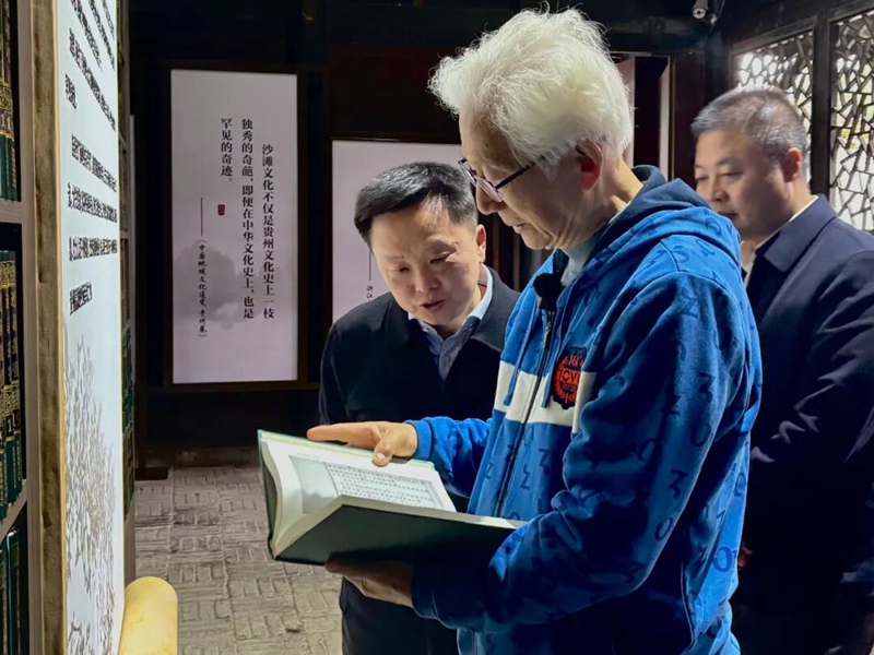 2 圖為陳鐸參觀黎庶昌故居陳列館。.jpg