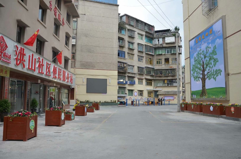 七星關區洪山街道洪山社區老舊小區改造后環境干凈整潔。邱夢如攝