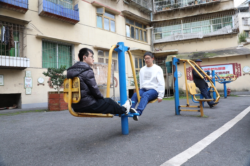 七星關區洪山街道洪山社區老舊小區改造后環境干凈整潔，居民正在鍛煉身體。邱夢如攝