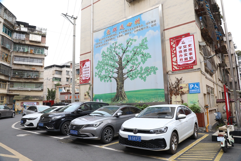 七星關區洪山街道洪山社區老舊小區改造后環境干凈整潔、停車規范。邱夢如攝