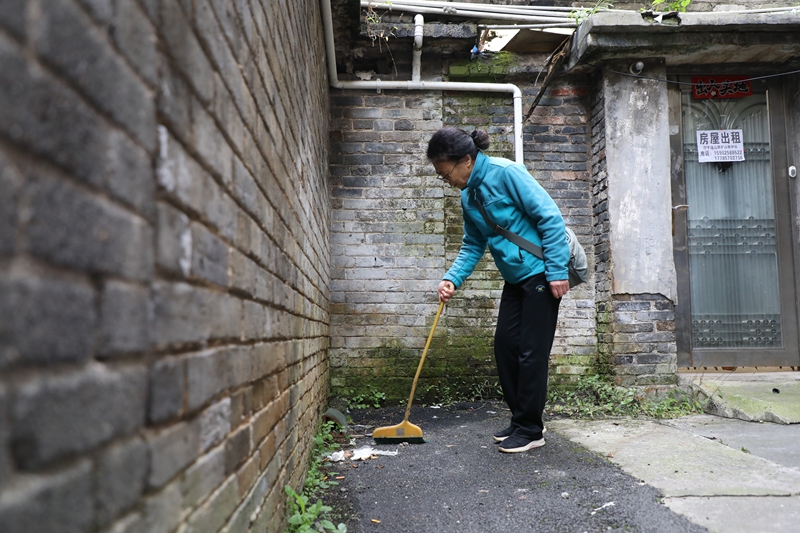 七星關(guān)區(qū)洪山街道洪山社區(qū)老舊小區(qū)改造后環(huán)境干凈整潔，居民正在打掃衛(wèi)生。邱夢如攝