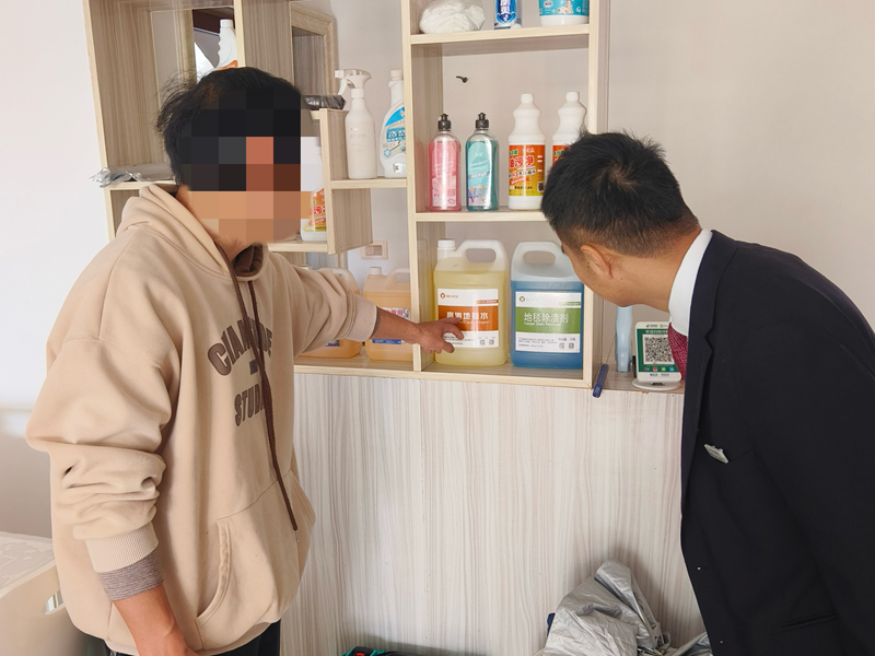 銀行工作人員到保潔公司了解情況。