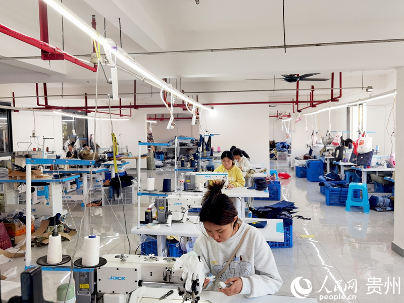貴州繡娘白午生產中心機繡車間一隅。人民網記者 王秀芳攝